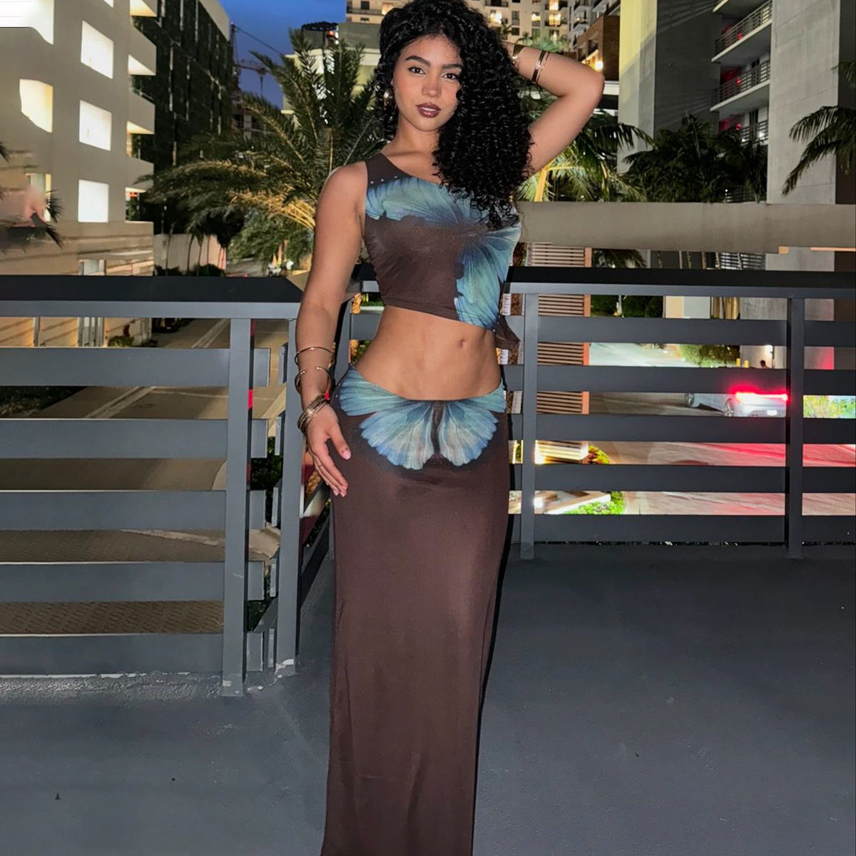 Slant shoulder exposed navel printed vest slim fit hip hugging half skirt set for women
